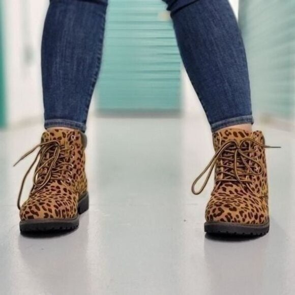 Women's Leopard Combat Lace-up Ankle Boots Low Heel - Picture 3 of 5